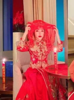 新娘结婚前夜被主人调教 ，穿大红婚纱被爆操内射 ，带着精液回家给老公！ [24:47]