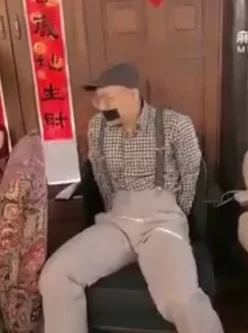 废物父亲被流浪汉当着自己的面强上母女，被操到无力反抗。 [24:57]