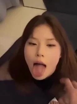 这部超火的骚货小母狗，被干到翻白眼吐舌头激情口交，舔脚，扇脸，对白清晰，骚叫连连 [28:32]