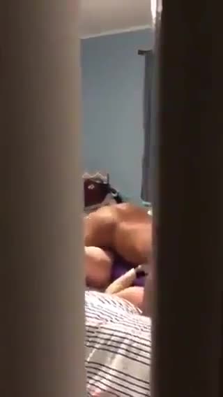在门口偷偷拍摄黑人干自己媳妇 [00:44]